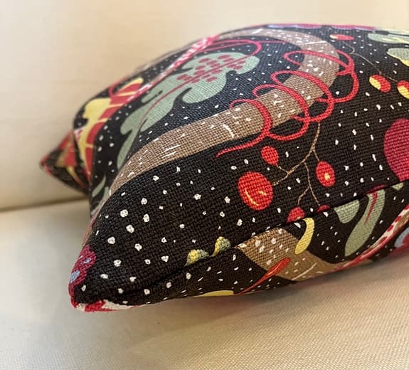 Kudde i Svenskt Tenn tyg