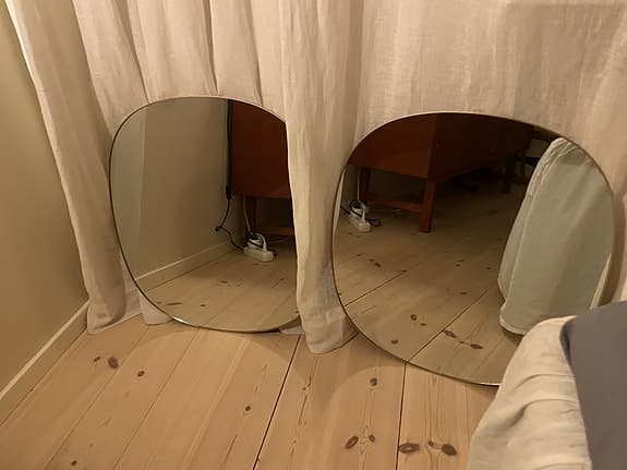 Snygga runda speglar med tunn guldkant!