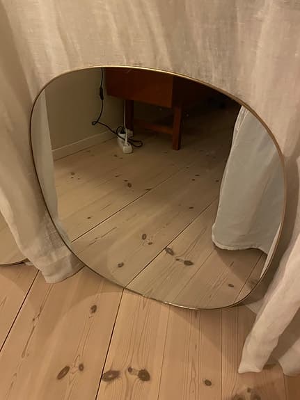 Snygga runda speglar med tunn guldkant!