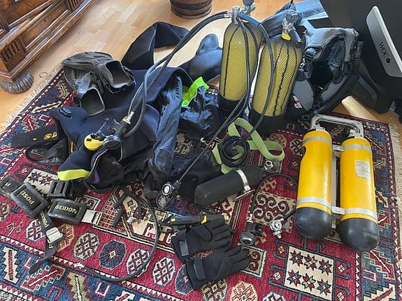 Dykutrustning set med dubbelpaket och flaskor