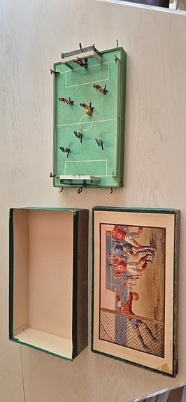 Fotbollsspel i plåt.