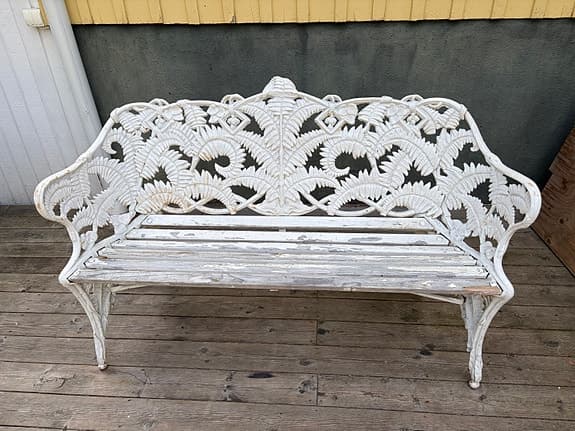 Ormbunke trädgårdsbänk, gjutjärn vit. Som Byarum men annat märke på den.