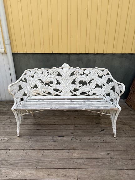 Ormbunke trädgårdsbänk, gjutjärn vit. Som Byarum men annat märke på den.