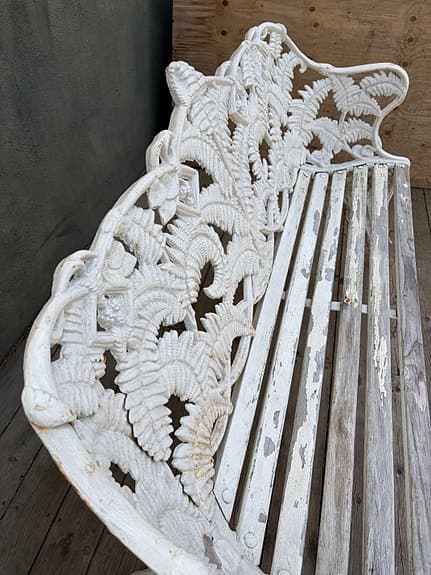 Ormbunke trädgårdsbänk, gjutjärn vit. Som Byarum men annat märke på den.