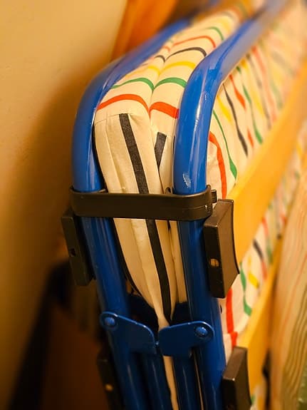 hopfällbar gästsäng med ribbotten