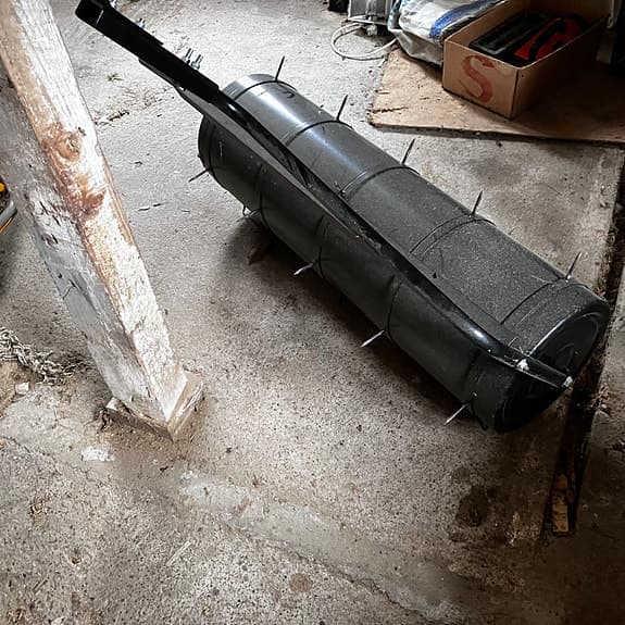 vält med piggar för gräsmatta till trädgårstraktor Välten kan fyllas med vatten.