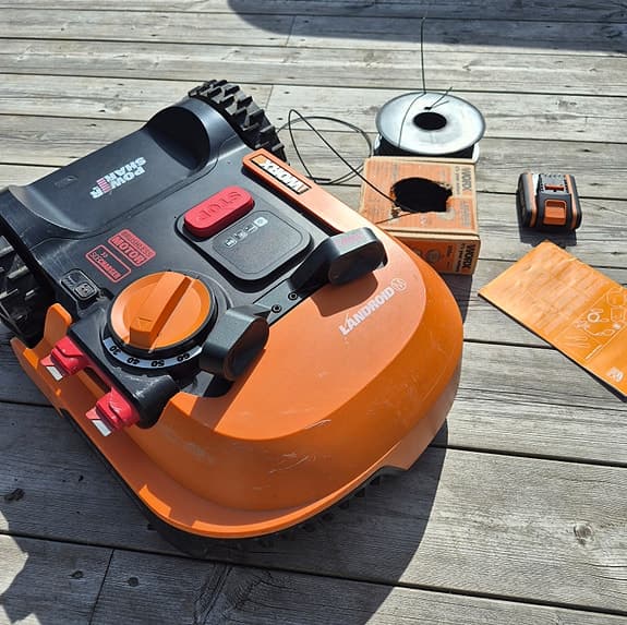 Worx Landroid robotgräsklippare inkl "ögon", WiFi förstärkare mm.