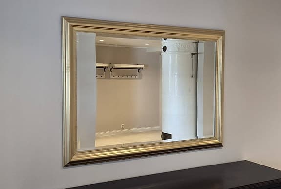 Stor väggspegel med guldfärgad ram rektangulär 130x95