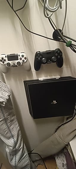 Playstation 4 pro (1TB) med två Dualshock 4 kontroller
