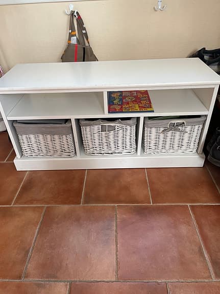 Vit förvaringsbänk med korgar