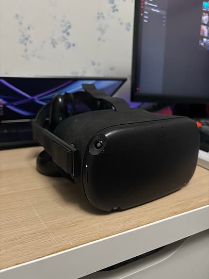 Oculus Quest 1 VR‑headset svart med handkontroller och USB‑C‑kabel