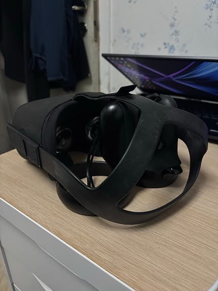 Oculus Quest 1 VR‑headset svart med handkontroller och USB‑C‑kabel