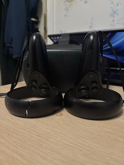 Oculus Quest 1 VR‑headset svart med handkontroller och USB‑C‑kabel