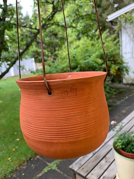 Drejad ampelkruka i terracotta.