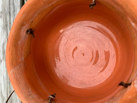 Drejad ampelkruka i terracotta.