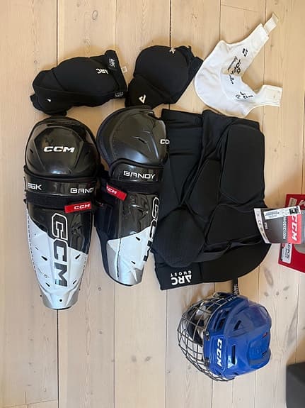 CCM ishockeyutrustning set hjälmar benskydd skydd svart vit blå
