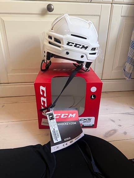 CCM ishockeyutrustning set hjälmar benskydd skydd svart vit blå