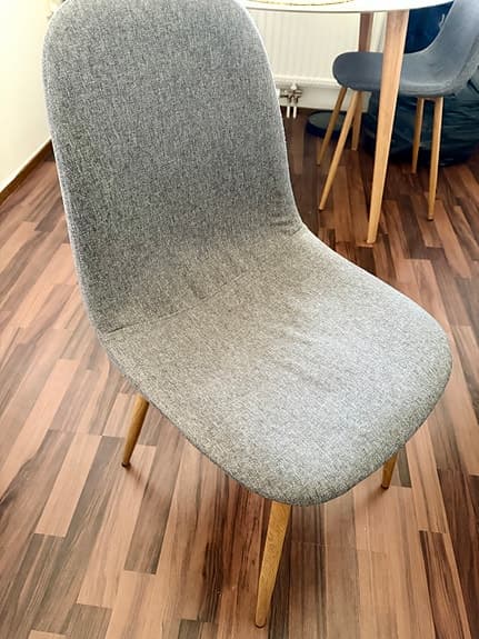Matgrupp runt bord med 4 stolar grå
