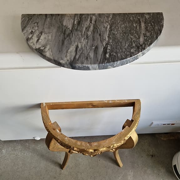 Spegel med tillhörande väggbord