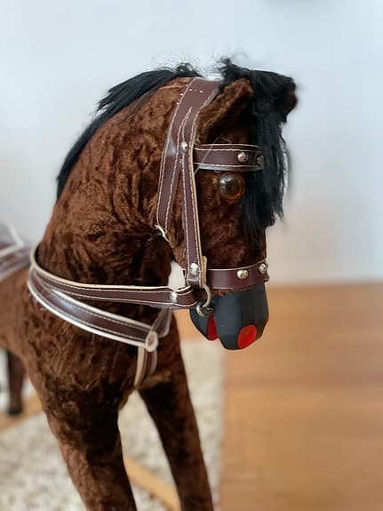 Gunghäst brun med trämedar