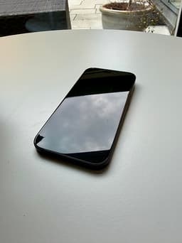 iPhone 15 svart 128 GB med skal och laddare - fint skick