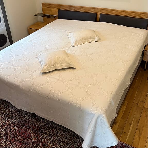 Stilrent överkast med matchande kuddfodral – från ILVA Home Collection