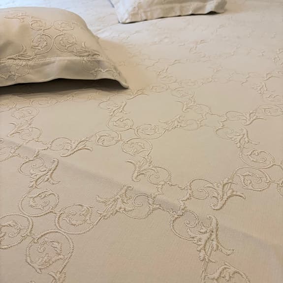 Stilrent överkast med matchande kuddfodral – från ILVA Home Collection