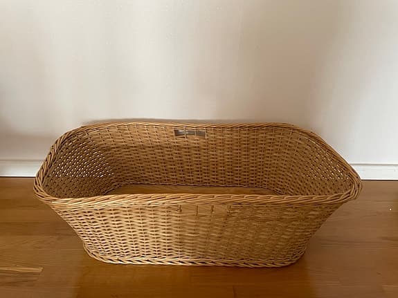 Stor flätad korg med träbotten