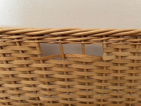 Stor flätad korg med träbotten