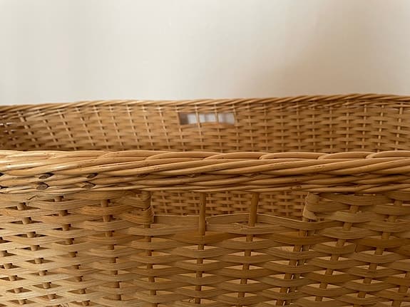 Stor flätad korg med träbotten
