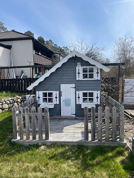 Lekstuga i trä med loft & altan