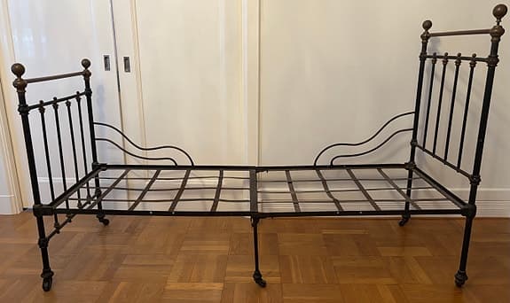 Antik, utdragbar säng