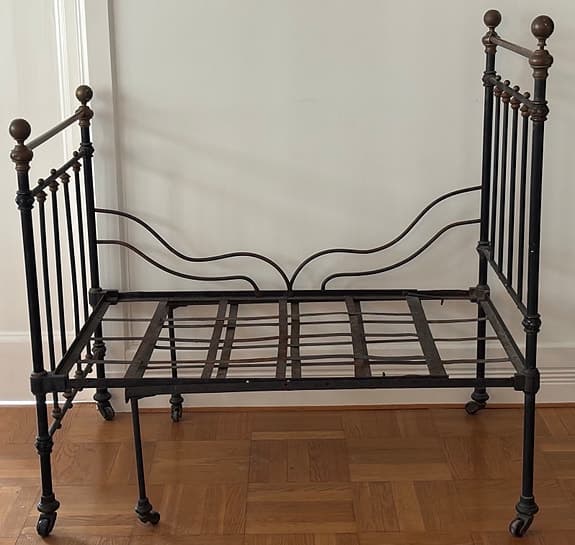 Antik, utdragbar säng