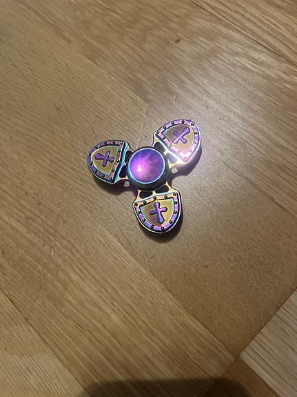 Fidget spinner metall flerfärgad med sköldmotiv