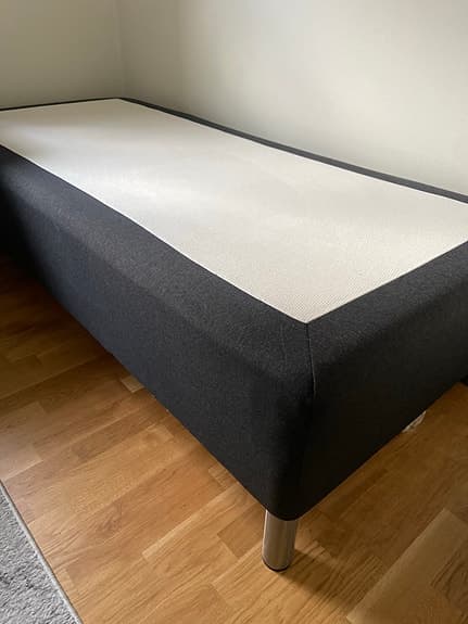 Jysk säng 90x200 cm grå