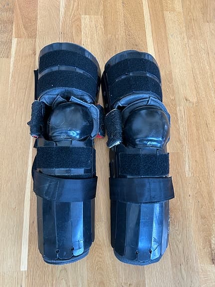 Svart benskydd med knäskydd plast vuxen