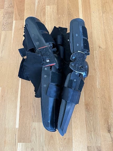 Svart benskydd med knäskydd plast vuxen