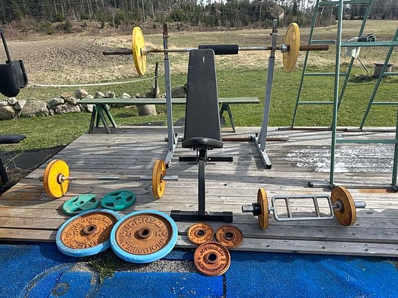 Bänkpressställning med rak stång, parallellgreppsstång, vikter & Gymleco-bänk