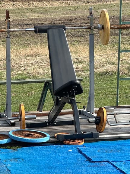 Bänkpressställning med rak stång, parallellgreppsstång, vikter & Gymleco-bänk