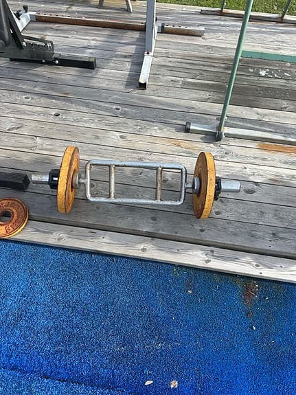 Bänkpressställning med rak stång, parallellgreppsstång, vikter & Gymleco-bänk