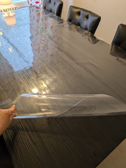 Matbord med 6 svarta stolar i trä och konstläder