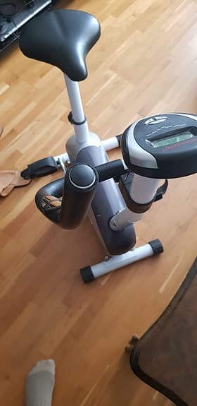 Träningscykel med display grå