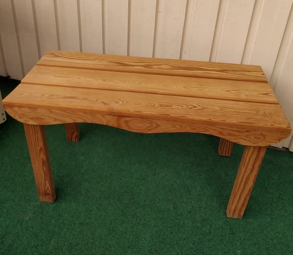 Bänk i trä (äldre) fin & nätt modell