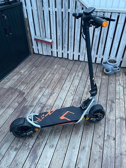 Elsparkcykel svart/orange