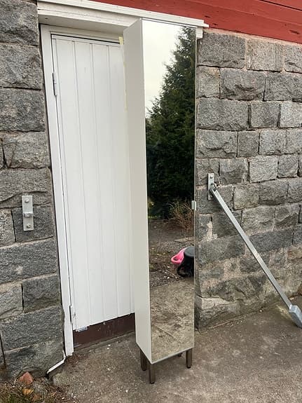 Skåp med spegeldörr, på ben