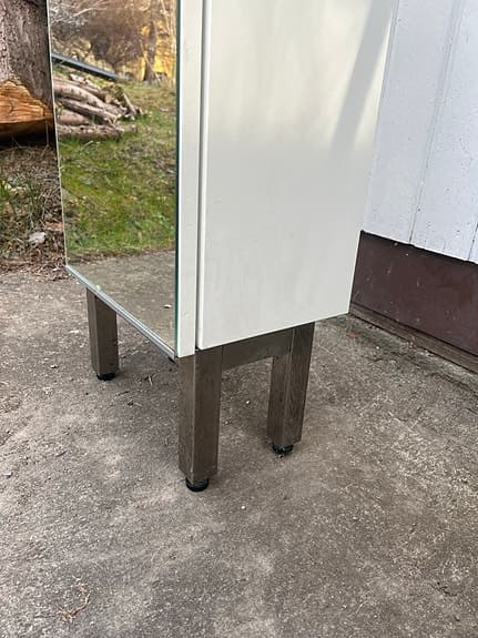 Skåp med spegeldörr, på ben