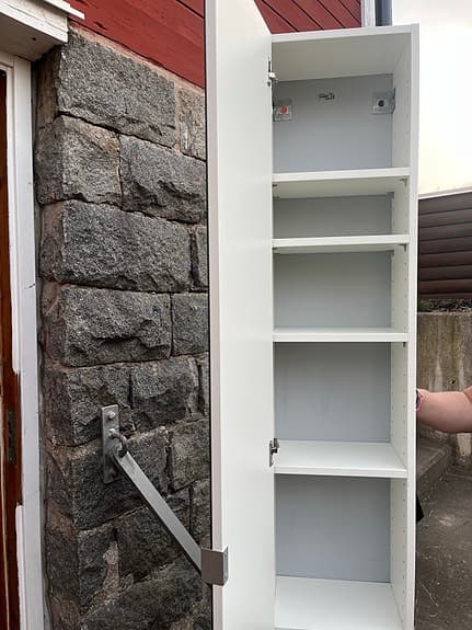 Skåp med spegeldörr, på ben