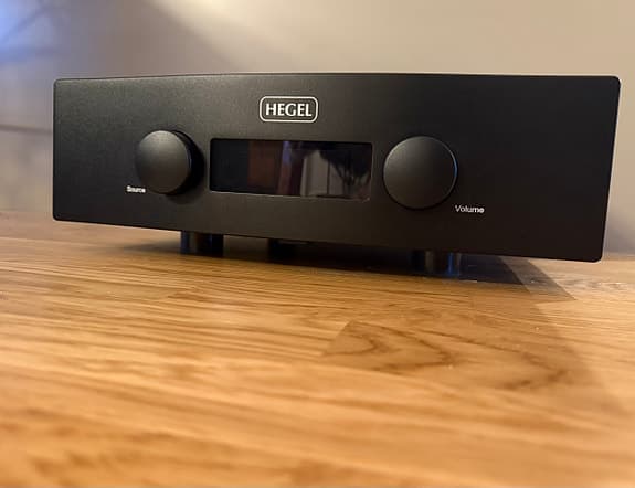 Hegel H400 Toppskick + Garanti