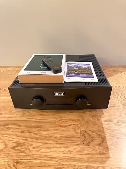 Hegel H400 Toppskick + Garanti