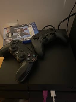 Sony Playstation 4 spelkonsol svart med två handkontroller